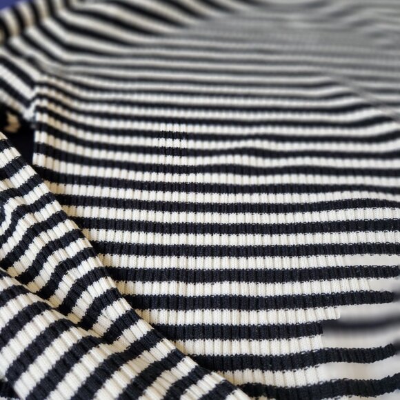 Black and white striped crop top, M size - Picture 3 of 3